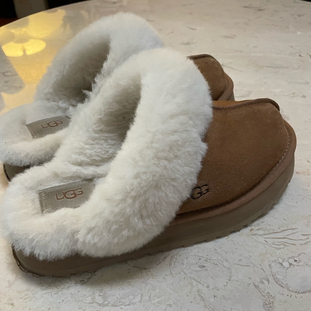 Uggs- Disqutte Platform Size 8 Chestnut